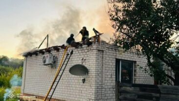 Атака дронами в Новгород-Северському: зруйновано житло, постраждала сім’я