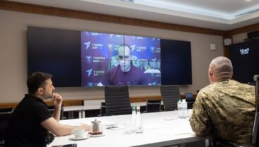 Зеленський обговорив ситуацію на фронті з командирами корпусів