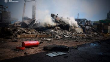 Ворожий удар на Чернігівщині: пожежа на підприємстві знищила 12 автомобілів