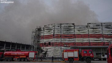 На Київщині загасили пожежу, що охопила близько 100 тисяч квадратних метрів складів