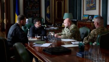 Зеленський проводить зустрічі з військовим керівництвом України