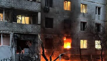 Окупанти завдали удару по багатоповерхівці в Сумах: постраждали діти