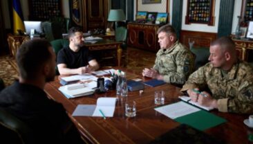 Зеленський обговорив стратегію оборони з військовим командуванням
