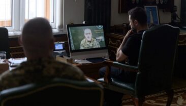 Зеленський обговорив зміцнення оборони на сході України