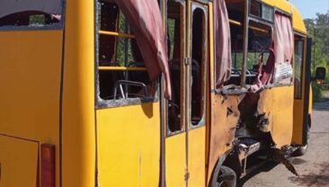 Славянськ під обстрілами: російські війська атакували автобус