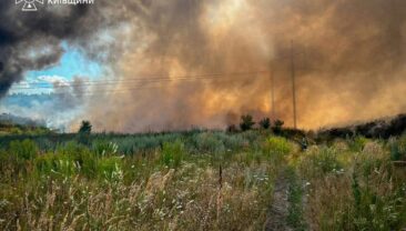 В Київській області другий день ліквідують масштабну пожежу на сміттєзвалищі