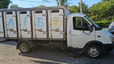 В Херсоні ворожий дрон влучив у хлібовоз: водій загинув на місці