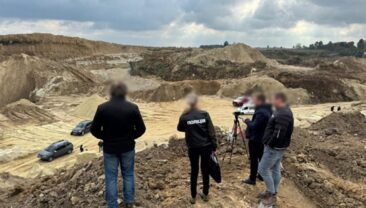 У Тернопільській області викрили групу, що незаконно видобувала пісок