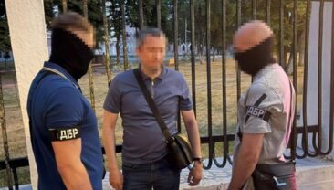 Чиновника затримали за спробу підкупу керівника НАЗК