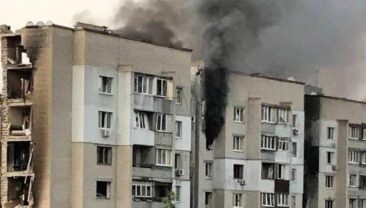Авіаційні бомби агресора вразили багатоповерхівку в Херсоні