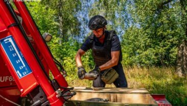 Спасателі очищають територію від вибухонебезпечних предметів у Хмельницькій області