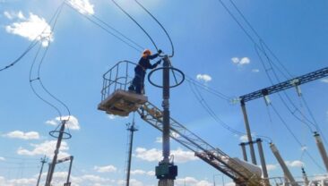 Аварійно-відновлювальні роботи тривають після російських обстрілів