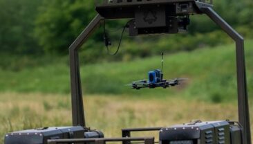 Новий тактичний підхід: дрон ARK-1 підвів до російських позицій бойовий комплекс