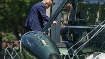 Вертоліт президента США наблизився до пасажирського літака через проблему зі зв’язком