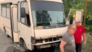 У Херсонській області російський дрон вдарив по автобусу: шестеро людей поранені