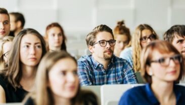 В Україні підвищать зарплати педагогів та стипендії