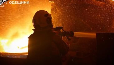 В Одесі російський дрон влучив у п’ятиповерховий будинок