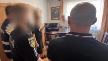 На Львівщині прийомний батько протягом року знущався над 14-річною дівчиною