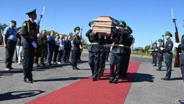 В Україні з почестями зустріли труну Євгена Коновальця