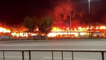 В Енакиєвому після атаки горів великий торговий центр