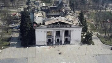 Окупанти зняли пропагандистський фільм у драматичному театрі Маріуполя