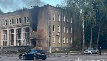 Окупанти завдали удару по центру Мени на Чернігівщині: 12 поранених, серед них діти