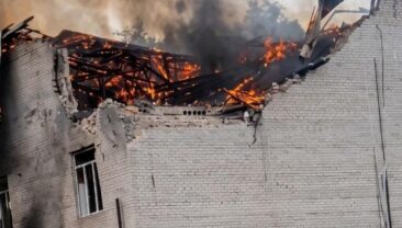 Окупанти двічі завдали удару по бізнес-центру в Лозовій: 10 поранених