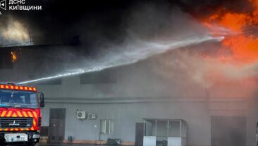 В Київській області після атаки окупантів спалахнули пожежі на трьох ділянках