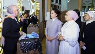 Пен Ліюань влаштувала чаювання та відвідала виставку разом із першою леді Єгипту