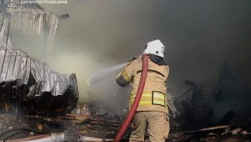 Окупанти знову атакують: дрони агресора завдали удару по складах біля Дніпра