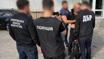 Чиновник погрожує перевізникам штрафами, вимагаючи плату за оренду житла
