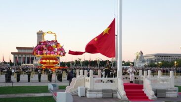 З нагоди Дня утворення КНР на площі Тяньаньмень відбулася церемонія підняття державного прапора